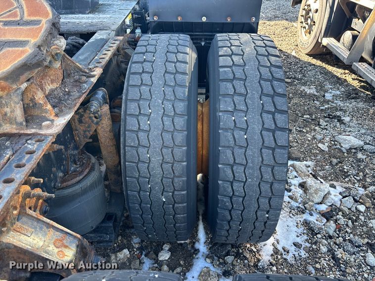 image for item YA2319 2016 Mack CXU613 semi truck