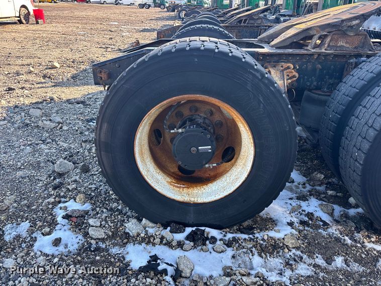 image for item YA2319 2016 Mack CXU613 semi truck