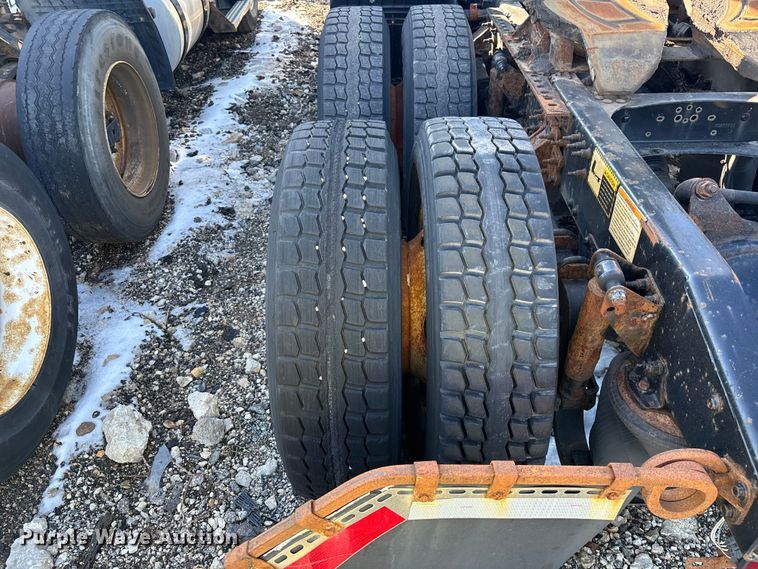 image for item YA2319 2016 Mack CXU613 semi truck