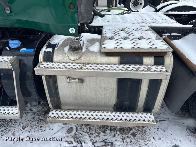 image for item YA2320 2016 Mack CXU613 semi truck