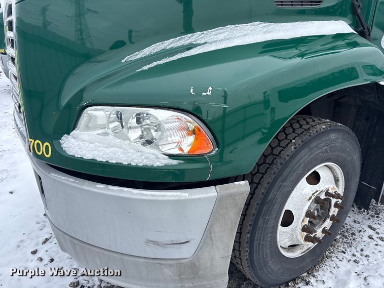 image for item YA2320 2016 Mack CXU613 semi truck