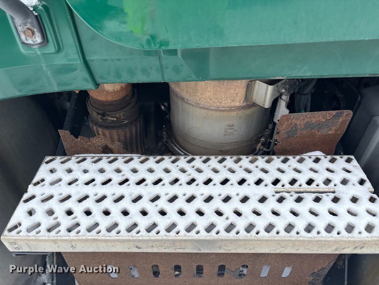 image for item YA2320 2016 Mack CXU613 semi truck