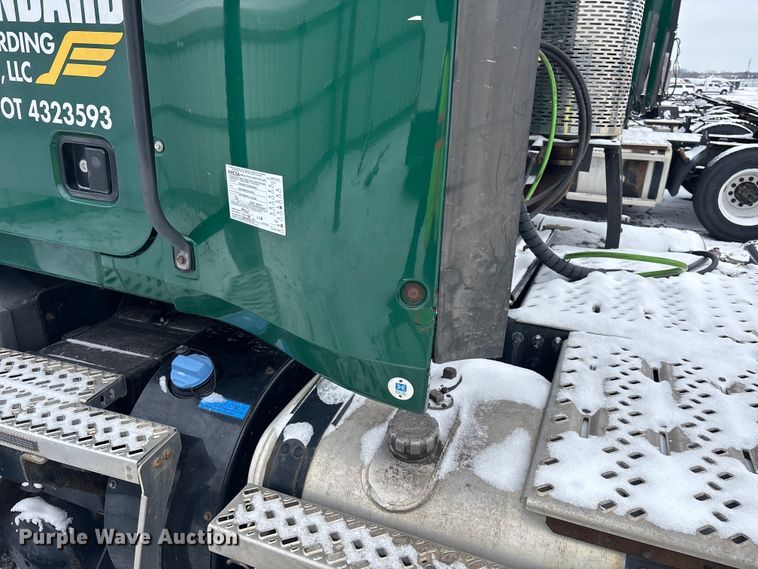 image for item YA2320 2016 Mack CXU613 semi truck