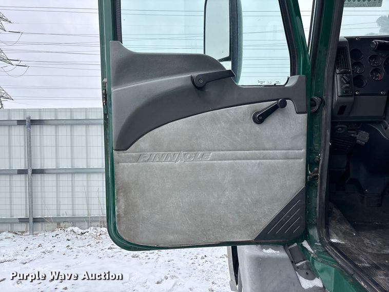 image for item YA2320 2016 Mack CXU613 semi truck