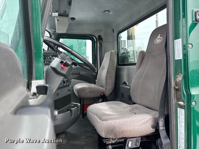 image for item YA2320 2016 Mack CXU613 semi truck