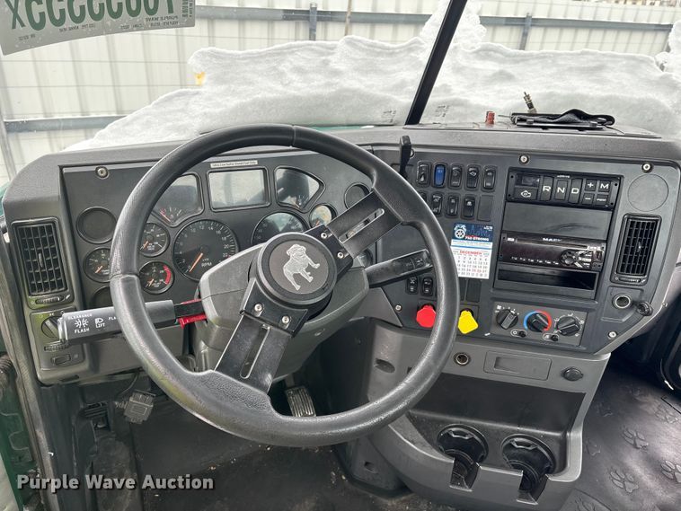 image for item YA2320 2016 Mack CXU613 semi truck