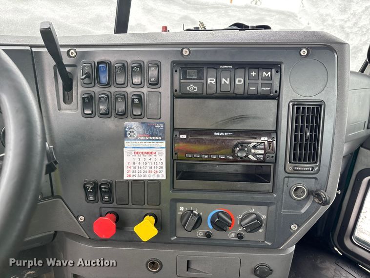 image for item YA2320 2016 Mack CXU613 semi truck