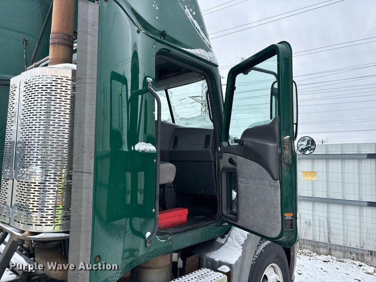 image for item YA2320 2016 Mack CXU613 semi truck