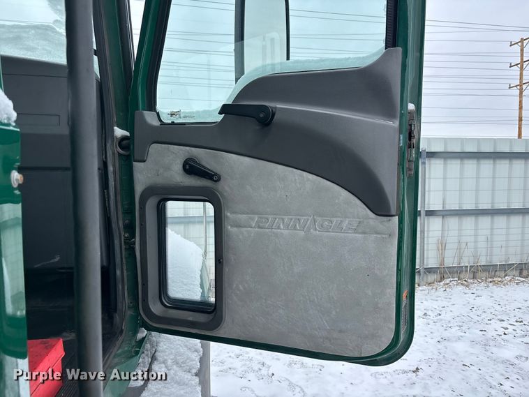 image for item YA2320 2016 Mack CXU613 semi truck