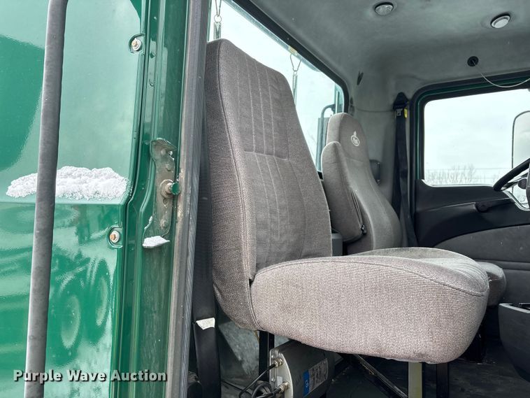 image for item YA2320 2016 Mack CXU613 semi truck