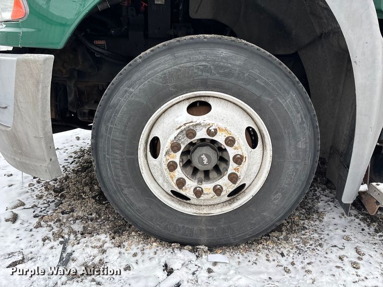 image for item YA2320 2016 Mack CXU613 semi truck