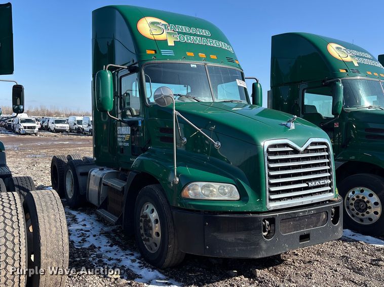 image for item YA2321 2016 Mack CXU613 semi truck