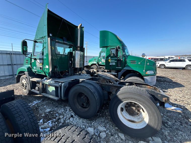 image for item YA2321 2016 Mack CXU613 semi truck