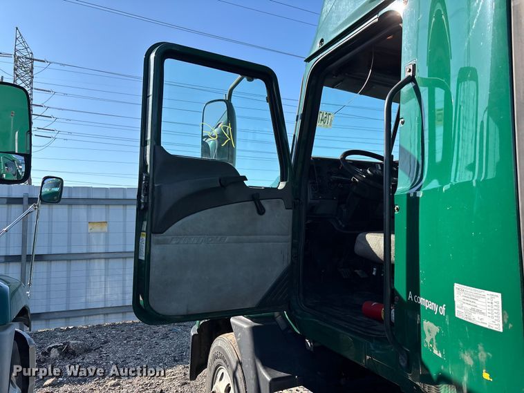 image for item YA2321 2016 Mack CXU613 semi truck