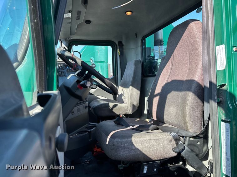 image for item YA2321 2016 Mack CXU613 semi truck