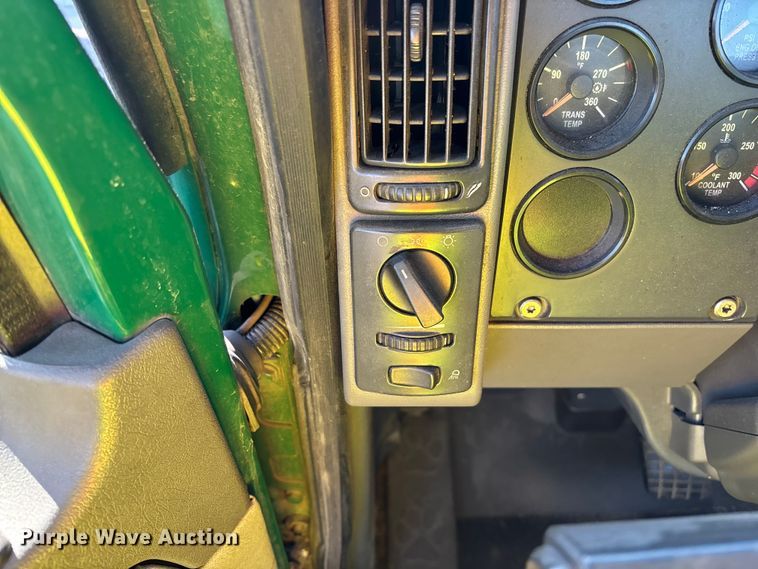 image for item YA2321 2016 Mack CXU613 semi truck