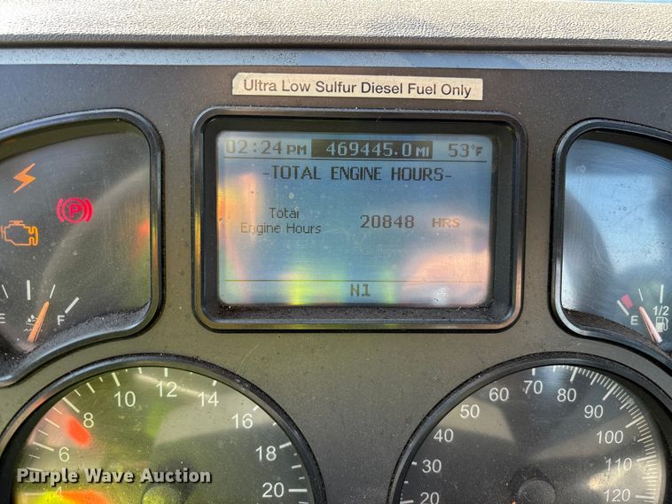 image for item YA2321 2016 Mack CXU613 semi truck