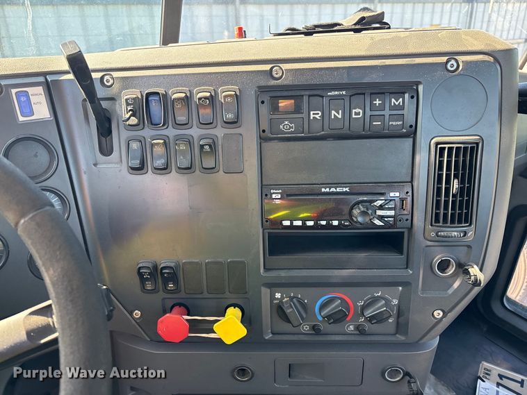 image for item YA2321 2016 Mack CXU613 semi truck