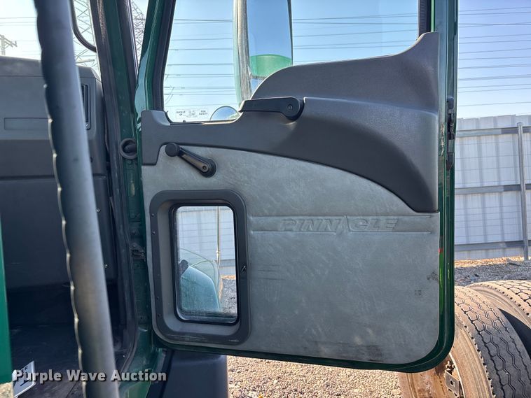 image for item YA2321 2016 Mack CXU613 semi truck