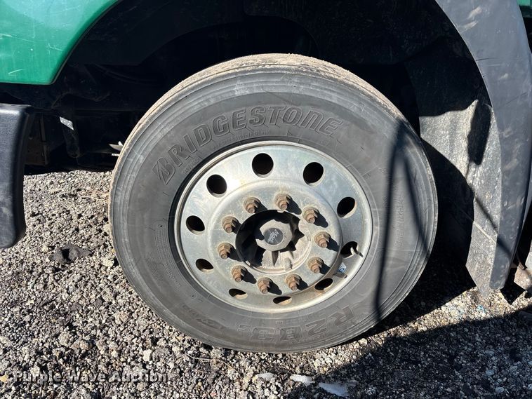 image for item YA2321 2016 Mack CXU613 semi truck