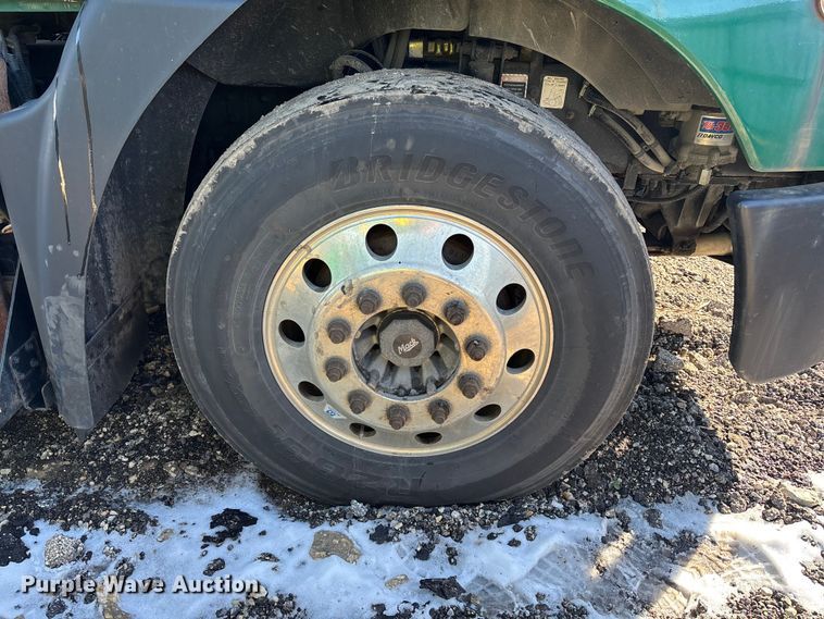 image for item YA2321 2016 Mack CXU613 semi truck