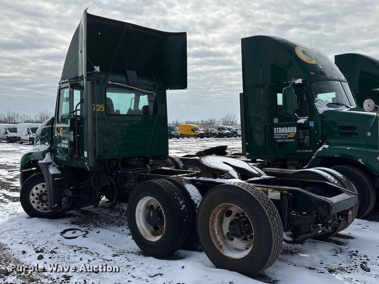 image for item YA2322 2016 Mack CXU613 semi truck