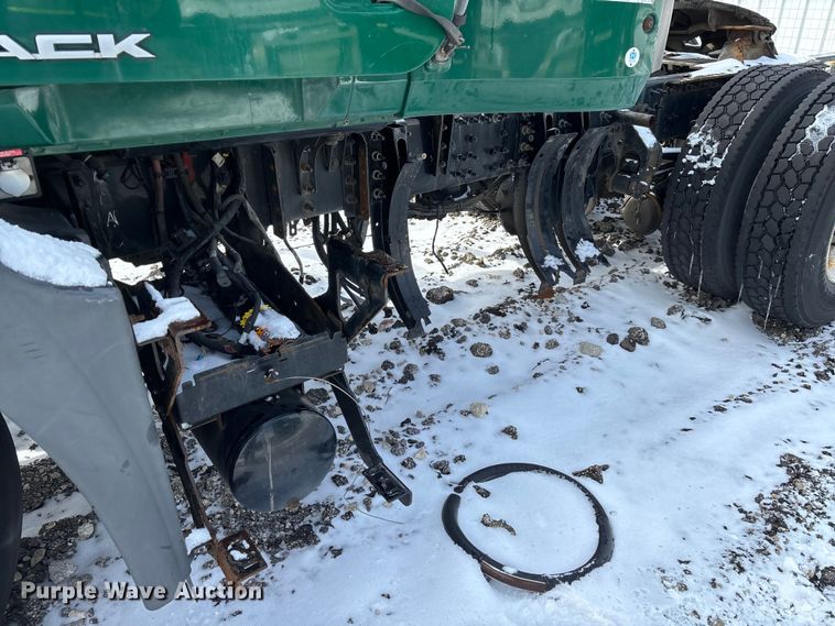 image for item YA2322 2016 Mack CXU613 semi truck