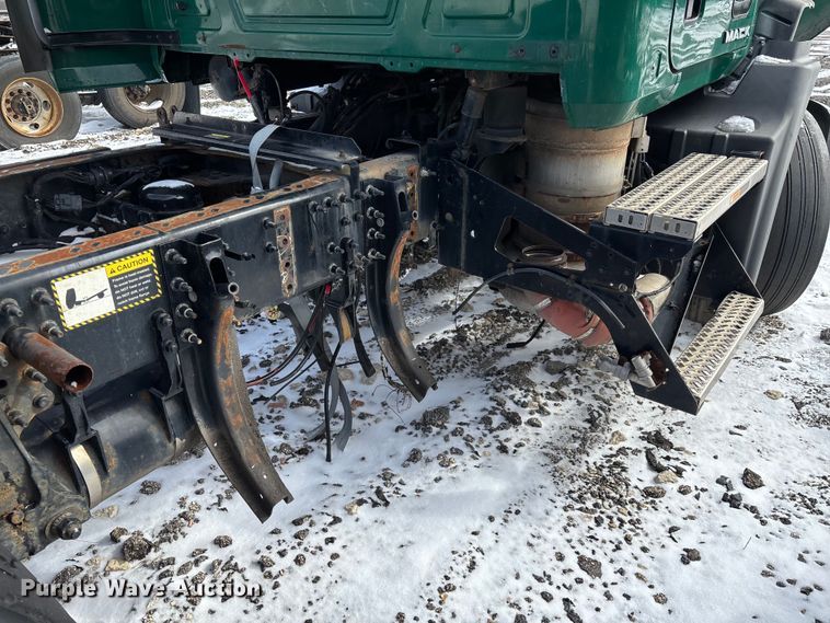 image for item YA2322 2016 Mack CXU613 semi truck