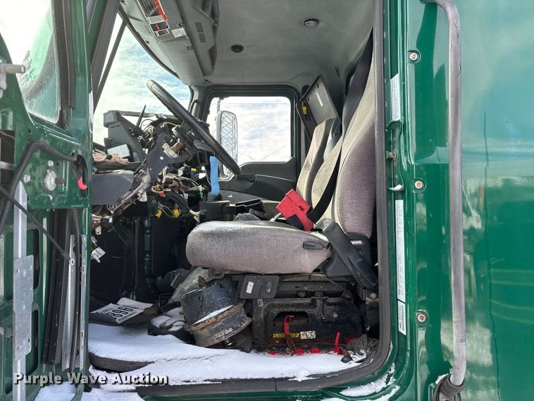 image for item YA2322 2016 Mack CXU613 semi truck