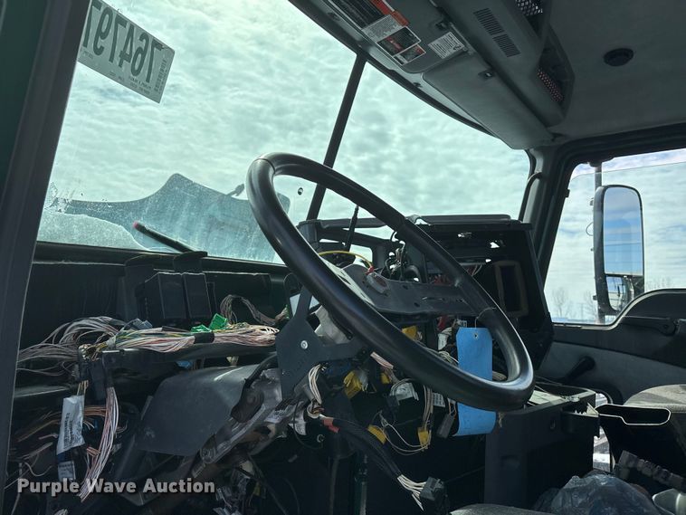 image for item YA2322 2016 Mack CXU613 semi truck