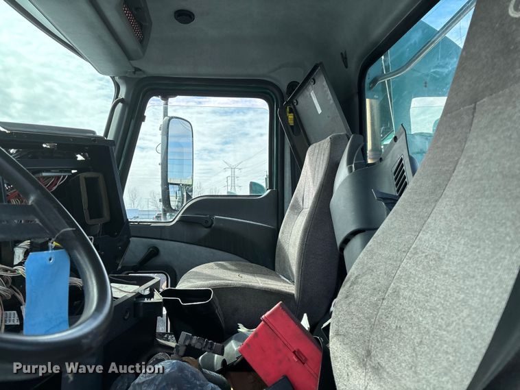 image for item YA2322 2016 Mack CXU613 semi truck