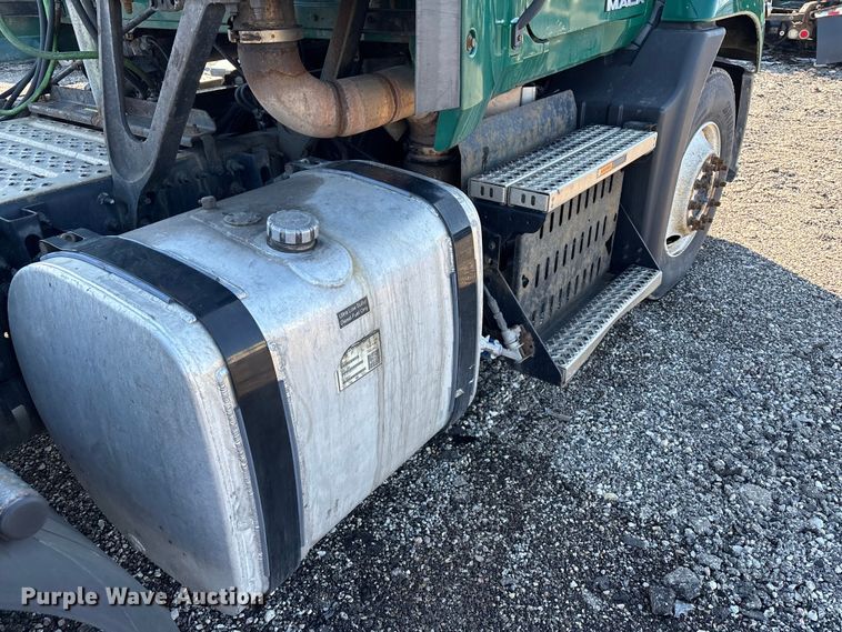 image for item YA2323 2016 Mack CXU613 semi truck