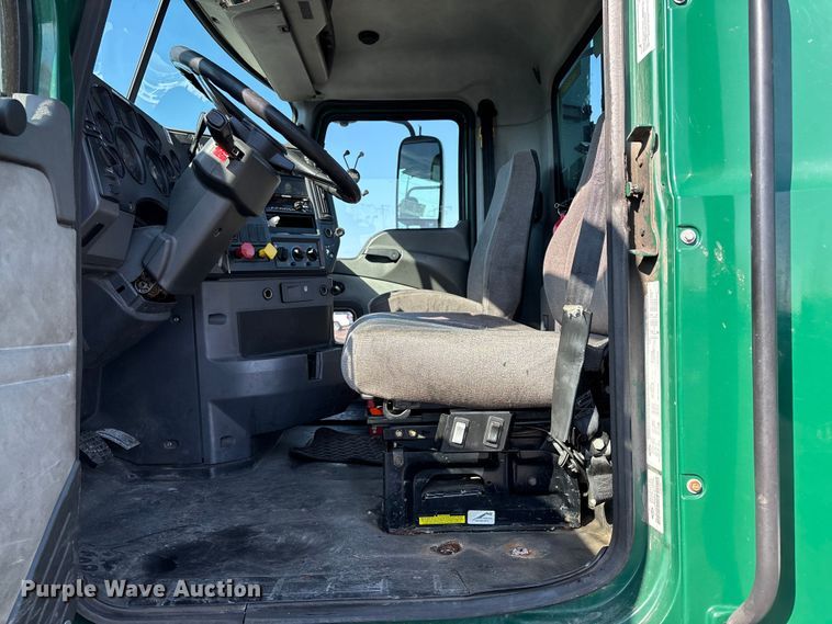 image for item YA2323 2016 Mack CXU613 semi truck