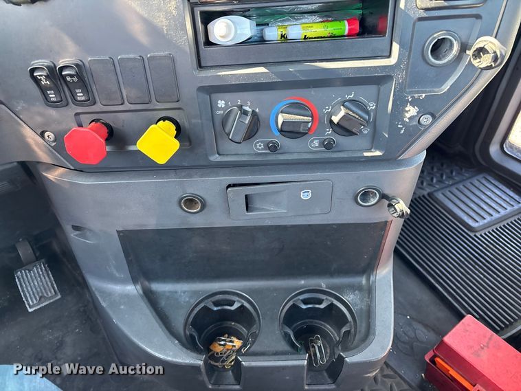 image for item YA2323 2016 Mack CXU613 semi truck