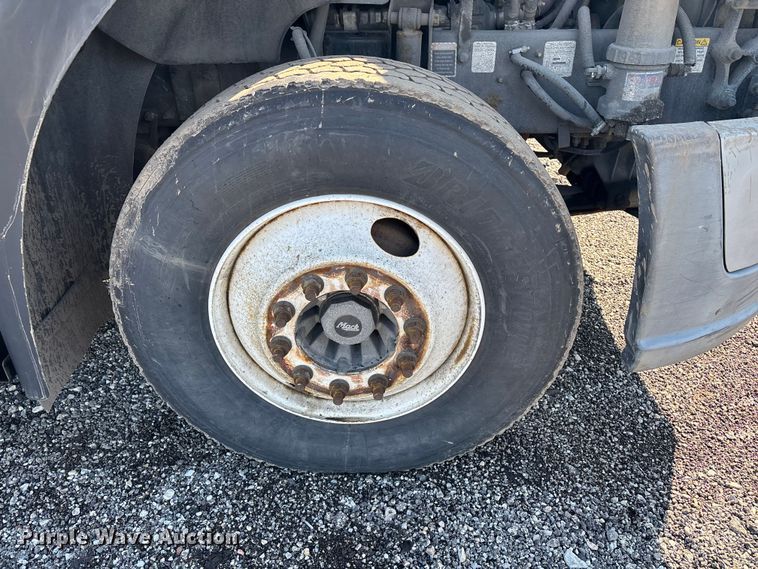 image for item YA2323 2016 Mack CXU613 semi truck