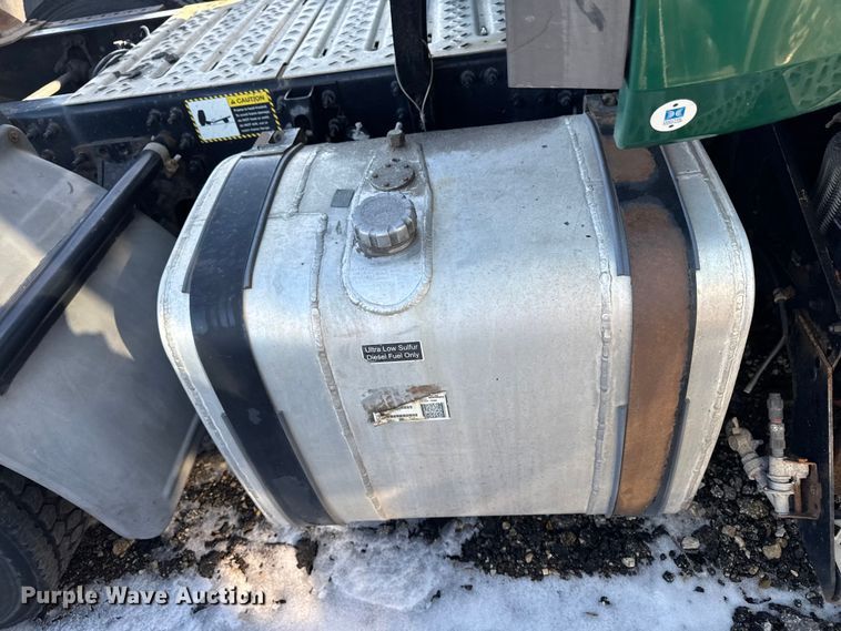 image for item YA2324 2016 Mack CXU613 semi truck