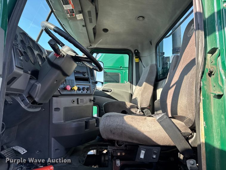 image for item YA2324 2016 Mack CXU613 semi truck