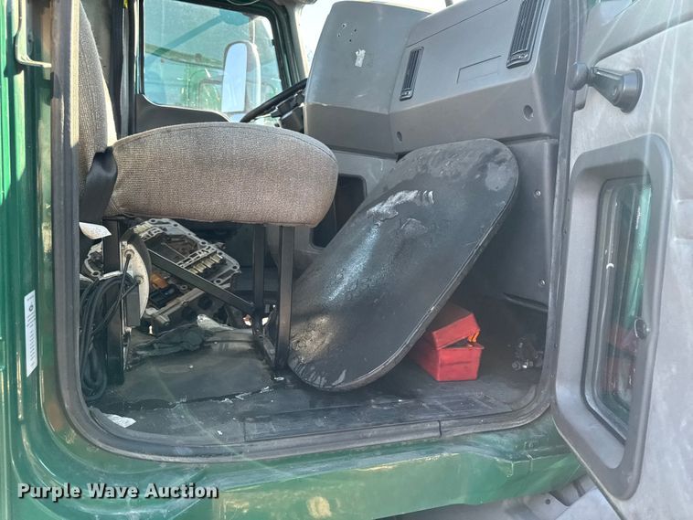 image for item YA2324 2016 Mack CXU613 semi truck