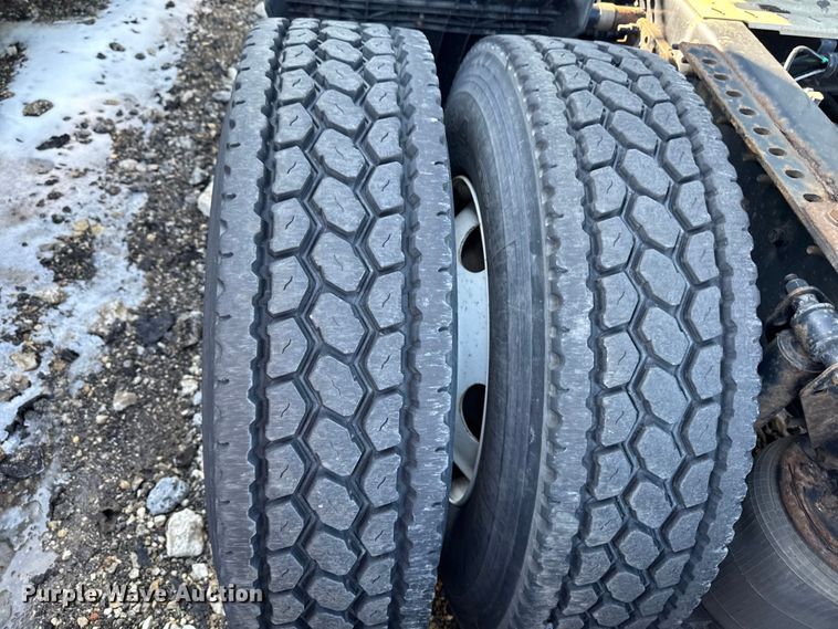 image for item YA2324 2016 Mack CXU613 semi truck