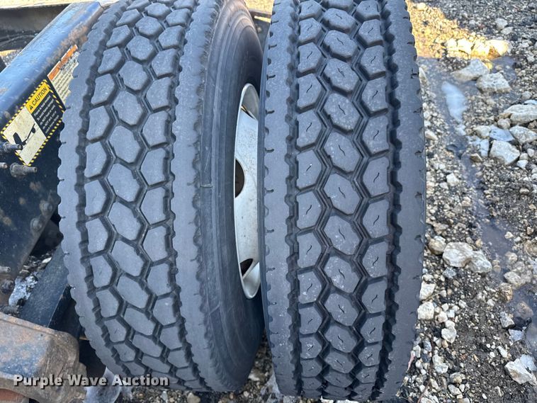 image for item YA2324 2016 Mack CXU613 semi truck