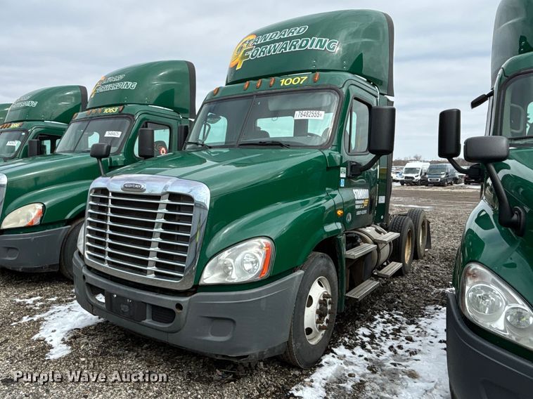 image for item YA2325 2017 Freightliner Cascadia 125 semi truck