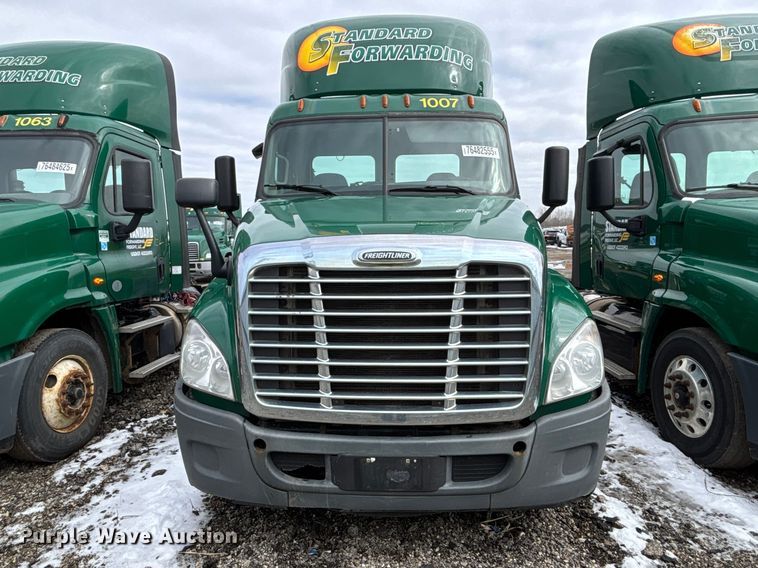 image for item YA2325 2017 Freightliner Cascadia 125 semi truck