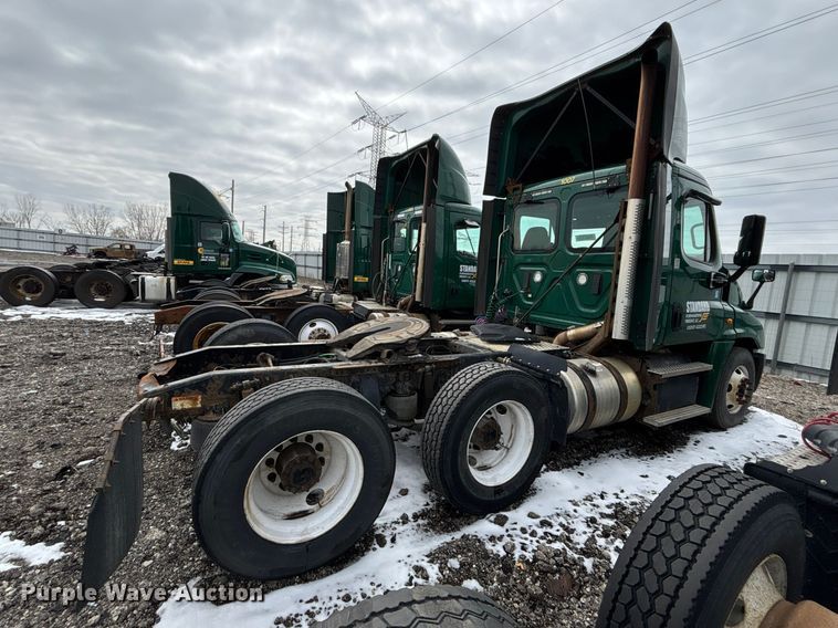 image for item YA2325 2017 Freightliner Cascadia 125 semi truck