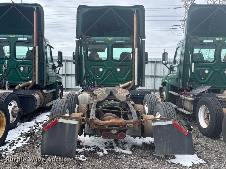 image for item YA2325 2017 Freightliner Cascadia 125 semi truck