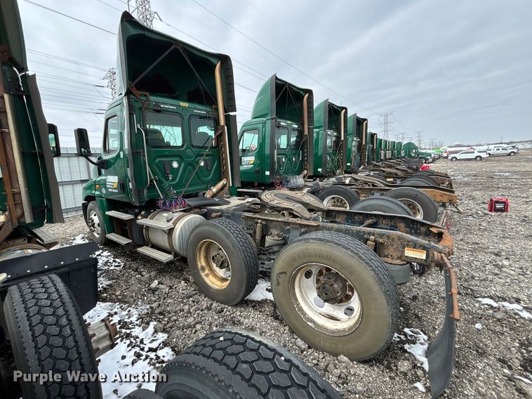image for item YA2325 2017 Freightliner Cascadia 125 semi truck