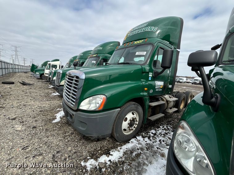 image for item YA2325 2017 Freightliner Cascadia 125 semi truck