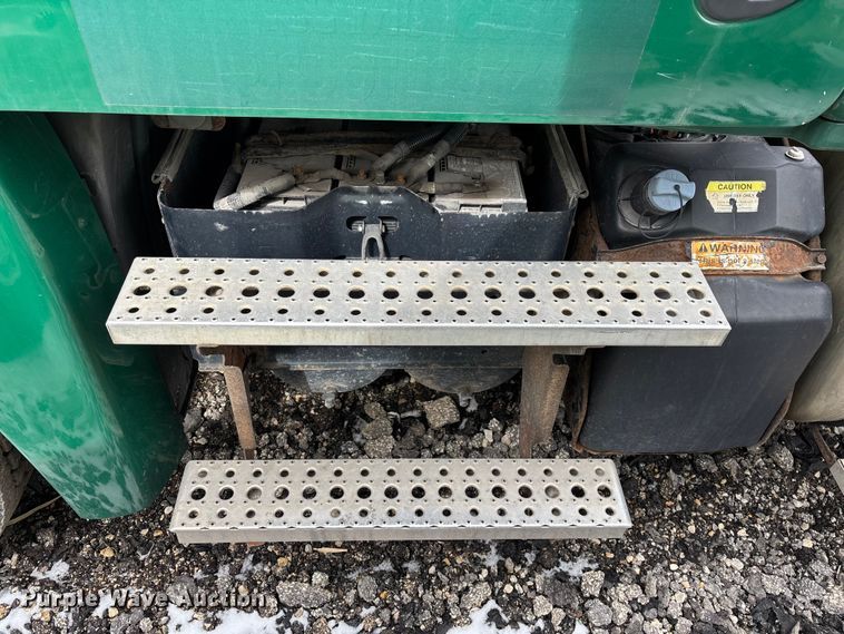 image for item YA2325 2017 Freightliner Cascadia 125 semi truck