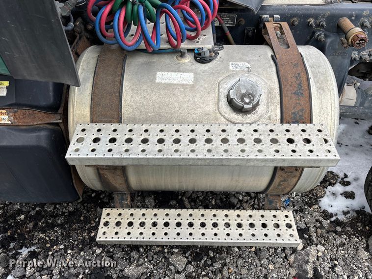 image for item YA2325 2017 Freightliner Cascadia 125 semi truck