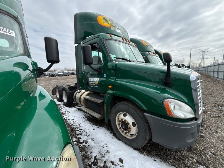 image for item YA2325 2017 Freightliner Cascadia 125 semi truck