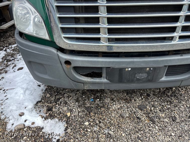 image for item YA2325 2017 Freightliner Cascadia 125 semi truck